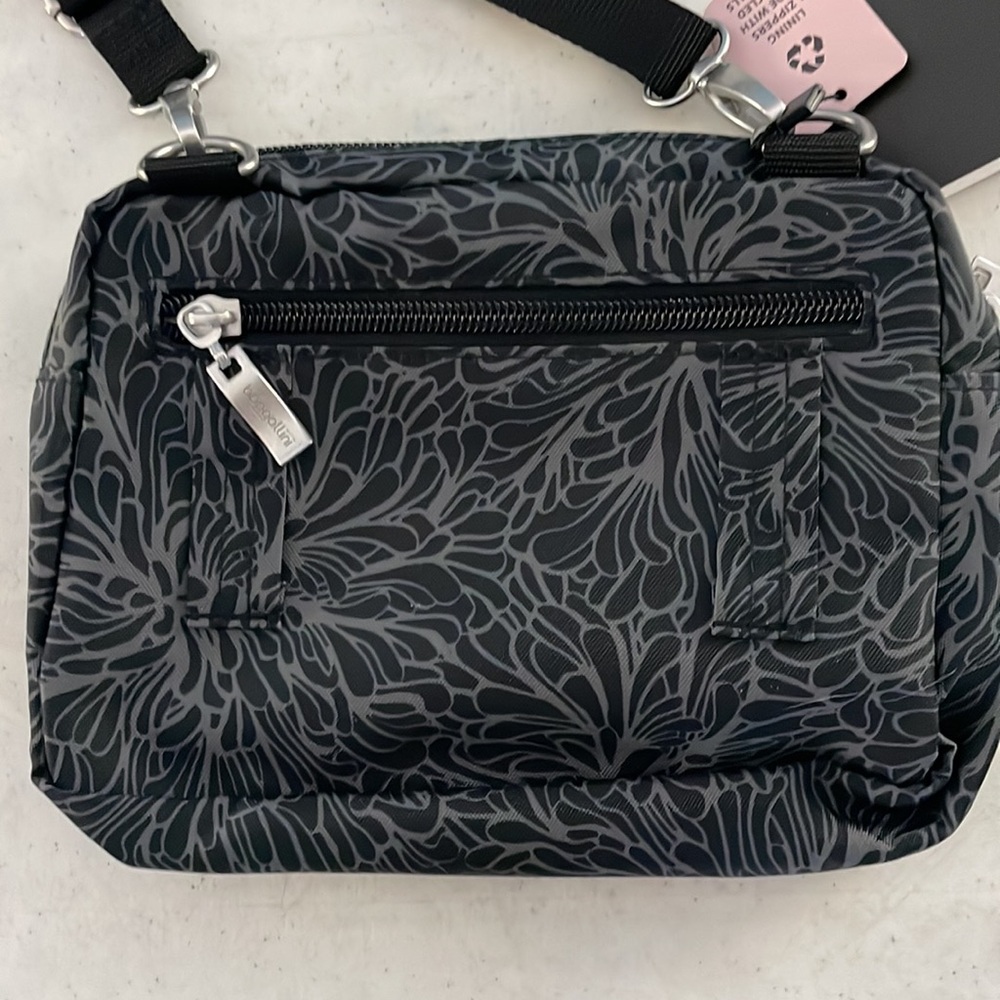 baggallini triple zip with front wallet - Picture 4 of 4